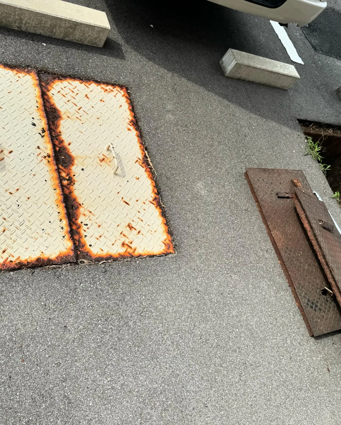 以前にも交換させて頂いたアパートの浄化槽の蓋を前回はまだ2箇...